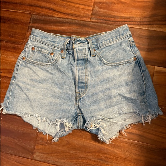 Levi’s 501 Denim Frayed Hem Women Shorts w26 - Picture 1 of 4